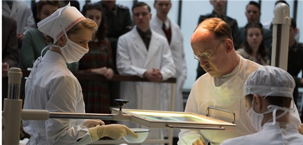 Medizin unterm Hakenkreuz Szene aus der zweiten Staffel: Professor Sauerbruch (Ulrich Noethen, 2.v.r.) rettet in einem dramatischen Eingriff das Leben von einem Jungen.
