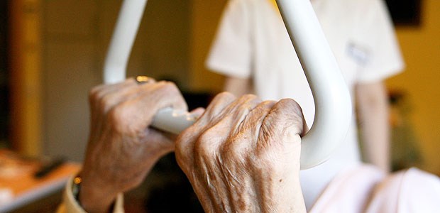 In der Pflege gibt es keine Folter Szene aus einem Pflegeheim. Bei der Pflege gibt es strukturelle Missstände. Diese als Folter zu bezeichnen, ist eher kontraproduktiv.