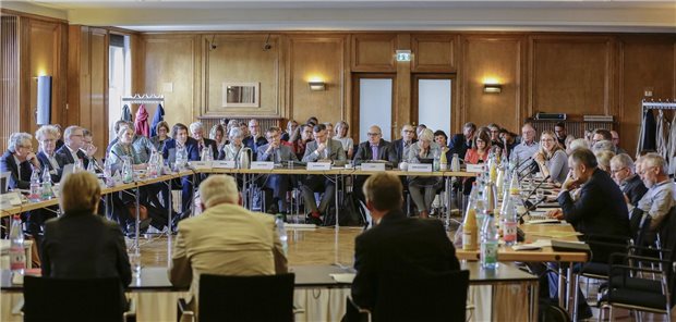 Ethikrat rügt Regierung wegen „Hängepartie“ bei neuen Mitgliedern Viele Menschen sitzen bei einer Tagung des Deutschen Ethikrats am Tisch.