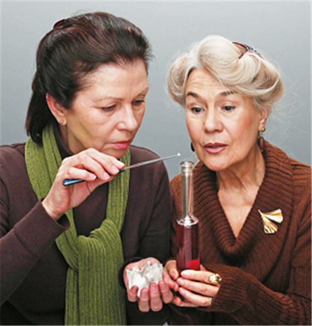 Wenn Frauen mit Gift morden Szenenfoto des Berliner Kriminaltheaters: Mit vergiftetem Wein räumen Abby und Martha Brewster einsame Männer aus dem Weg.