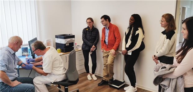 TK-Doc-Tour: Landarzt-Leben näher kennenlernen TK-Doc-Tour 2023: Studierende im PORT Gesundheitszentrum Schwäbische Alb Hohenstein.