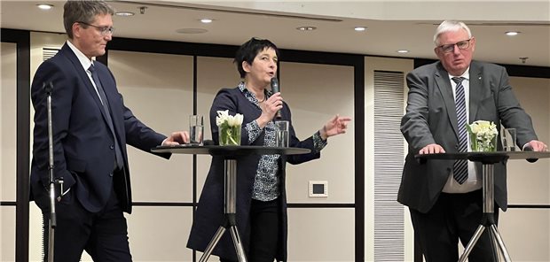 Laumann setzt bei Krankenhausreform auf Konsens TK-Vize Thomas Ballast(l.), die Leiterin der TK-Landesvertretung NRW Barbara Steffens und NRW-Gesundheitsminister Karl-Josef Laumann diskutieren beim Neujahrsempfang der Kasse.