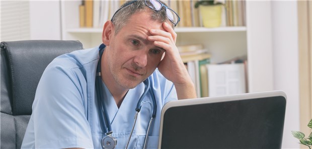 TSS, offene Sprechstunde, neuer Patient? Das TSVG zwingt zum Grübeln. (Symbolbild mit Fotomodell)