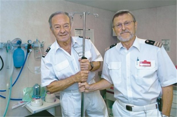 Vom Traumschiff ins Armenhaus Afrikas TV-Kreuzfahrtarzt und sein echter Kollege: Schauspieler Horst Neumann (links) alias Dr. Horst Schröder und Dr. Henner Kolb auf der MS Deutschland.