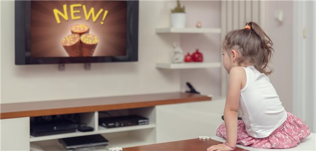 Medizinbündnis DANK wirft Ernährungsindustrie „Falschaussagen“ vor TV-Werbung für Süßigkeiten beschränken? Kinder- und Jugendärzte sind dafür, die Industrie läuft Sturm gegen entsprechende Pläne des Bundesernährungsministers.