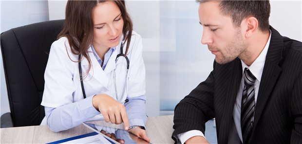 Tablet-PC statt Papierformulare: Die Digitalisierung im Gesundheitswesen steckt an vielen Stellen noch fest. (Symbolbild mit Fotomodell)