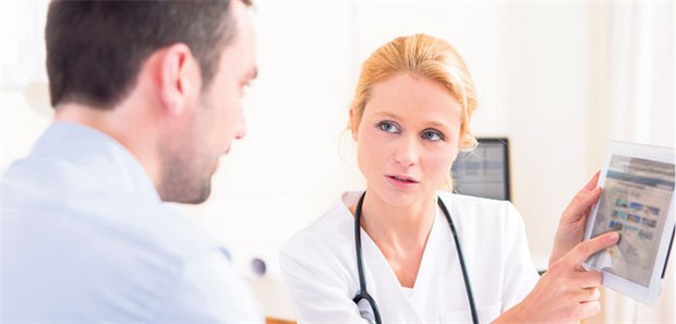 Tablet als Compliance-Stütze: Erfasst der Patient zu Hause via App regelmäßige seine Vitaldaten, kann das die Diskussionsgrundlage im Arzt-Patienten-Gespräch deutlich verbessern.