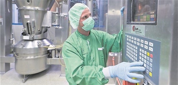 Hennig sitzt mit Kernkompetenz Schwindel fest im Sattel Tabletten-Produktion bei Hennig in Flörsheim. Links im Bild ein moderner Wirbelschichtgranulator.