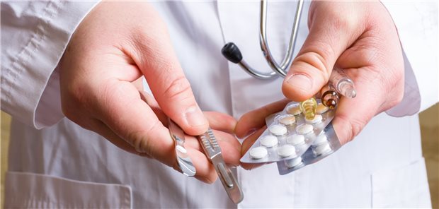 Medikamentöse versus chirurgische Abruptio – was ist sicherer? Tabletten oder Operation? Bis zum 63. Tag nach Beginn der letzten Regelblutung können Frauen entscheiden, mit welcher Methode sie den Schwangerschaftsabbruch vornehmen lassen.