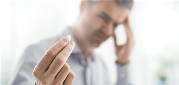 Täglich auftretende Kopfschmerzen regelmäßig mit Tabletten zu lindern, kann auch zu „Medication Overuse Headache“ führen, warnt die Deutsche Gesellschaft für Neurologie.