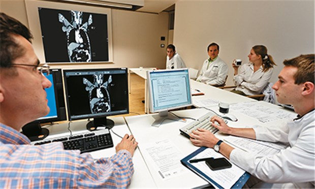 Ein Onkologie-Zentrum mit kurzen Wegen Täglich beraten Ärzte des interdisziplinären Tumorboards über Therapiepläne für die Patienten, auch Praxisärzte können einbezogen werden.