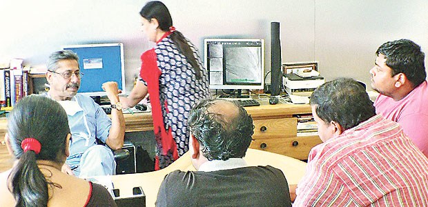 Indien wird chronisch krank Täglich kommen rund 100 Patienten zu Dr. Naresh Trehan (2.v.l.) zum Gespräch über und Behandlung ihrer Krankheit.