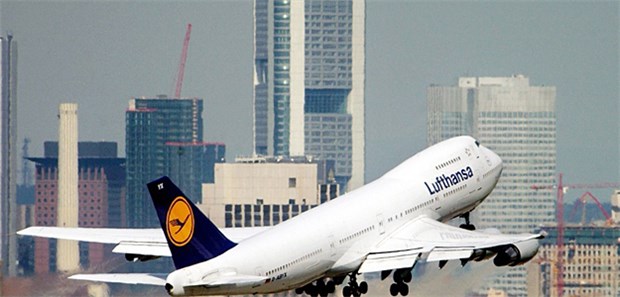 24 Stunden Ausnahmezustand Täglich landen Maschinen mit Passagieren, die ärztliche Hilfe brauchen.
