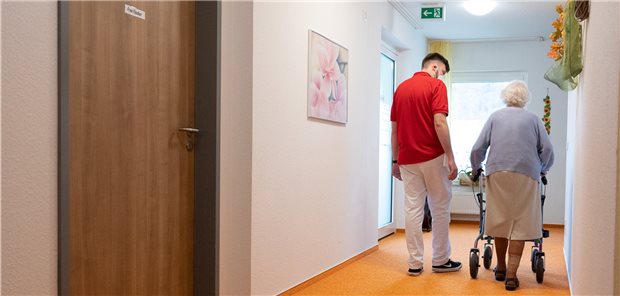 Pflegeheime müssen Bewohner mehr unterstützen Tägliches Spazierengehen soll die Motorik älterer Menschen im Pflegeheim fördern. der Gang über den Gang kann zur ganzheitlichen Prävention in der Pflege zählen, heißt es beim PKV-Verband.