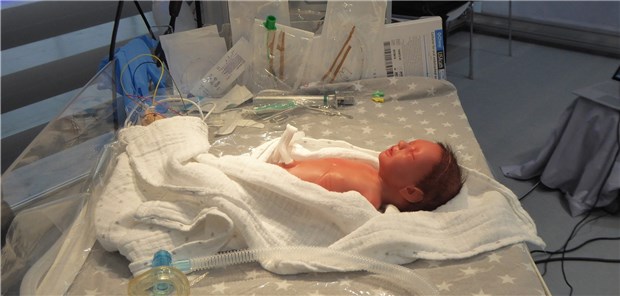 Täuschend echt: Simulationspuppe „Paul“ reagiert auf Behandlungsmaßnahmen wie ein Frühchen.