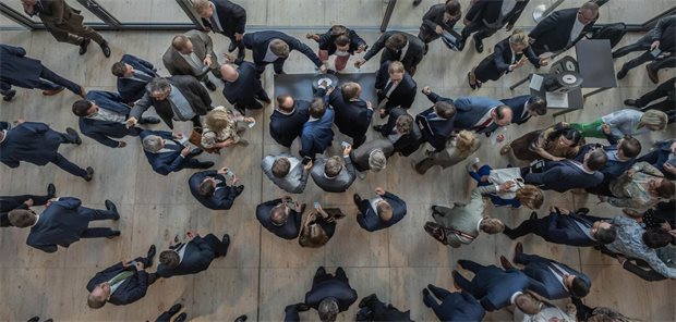 Abgeordnete stehen an der Wahlurne im Bundestag.
