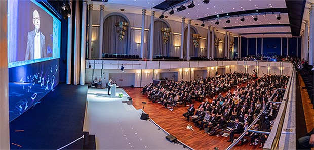 Kongresspräsident steht jungen Medizinern Rede und Antwort Tagungspräsident Prof. Cornel Sieber spricht auf dem DGIM-Kongress.