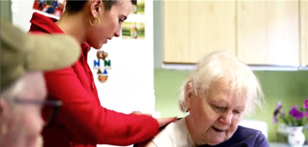 Als Gemeindegesundheitspflegerin arbeitet Tahnee Leyh auf Augenhöhe mit Ärzten vor Ort Tahnee Leyh fährt viele Kilometer im Auto, um Menschen im Raum Luckau zu helfen.
