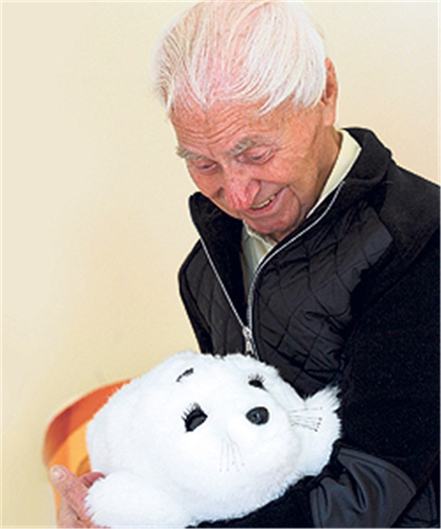 Umstrittene Kuscheltiere Tamagotchi mit Fellgefühl: Die Robbe Paro kommt bei Pflegeheimbewohnern, die Tierliebhaber sind, gut an.