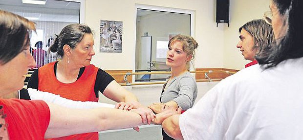 Frauen mit MS entdecken neues Lebensgefühl Tanzpädagogin Anne Gieske (mitte) arbeitet mit Multiple-Sklerose- Erkrankten an einer Choreographie.