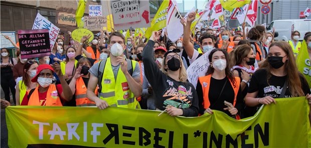 Verdi: Streik bei Vivantes-Töchtern wird wieder aufgenommen „Tarif-Rebellinnen“ steht auf dem Transparent bei einer Demonstration von Beschäftigen der landeseigenen Berliner Krankenhäuser Vivantes und Charité in der vergangenen Woche. Nach wie vor befinden sich die Pflegemitarbeiter in einem unbefristeten Streik.