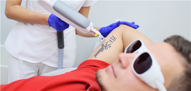 Wenn bald nur noch Ärzte Tattoos und Permanent-Makeup entfernen dürfen Tattoos dürfen ab dem kommenden Jahr nur noch von Ärzten entfernt werden.
