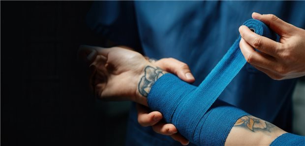 Tattoos sind in, können aber Infektionen zur Folge haben. Ein Anspruch auf Lohnfortzahlung besteht nach Auffassung des Kieler Landesarbeitsgerichts dann nicht. 