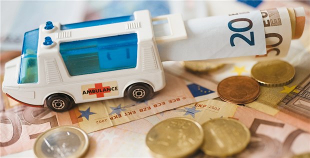 Drei Kassen erheben Zusatzbeiträge von über acht Euro Tatü-Tata, der Zusatzbeitrag kommt! Klammen Krankenkassen soll er über die Runden helfen. © dpa