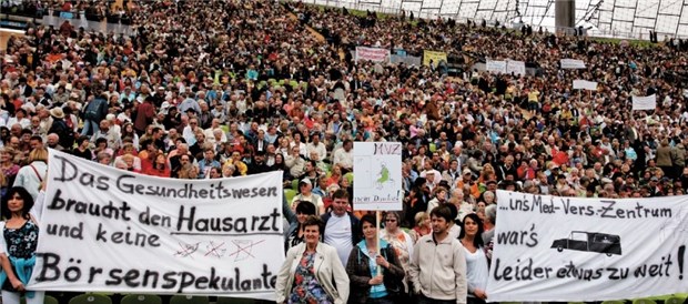 25 000 protestieren für Erhalt der Hausarztpraxen Tausende Ärzte und Patienten versammelten sich am Samstag in München zu der Großdemo. Sie fürchten, dass die Hausarztpraxen durch gewinnorientierte Unternehmen aus der Versorgung verdrängt werden.