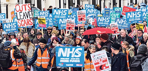 Wut über Sparkurs – Proteste in Großbritannien Tausende Menschen gingen am Wochenende wie hier in London auf die Straße, um für mehr Geld für den NHS zu demonstrieren.