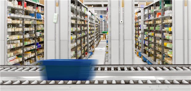 Tausende Produkte des täglichen Arzneimittelbedarfs werden über die vollversorgenden Grossisten beschafft, vorfinanziert und ausgeliefert. Was sich nach Branchenzahlen aber immer weniger lohnt.