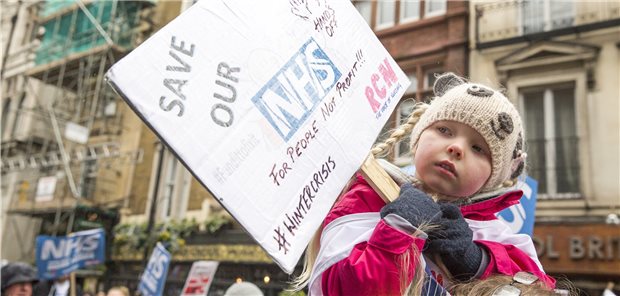 Britischer Kinderarzt: „Wir fühlen uns oft als teure Babysitter“ Tausende demonstrierten bereits im Februar 2018 wie hier in London dafür, dass die Regierung die Finanzierung für den NHS aufstockt.