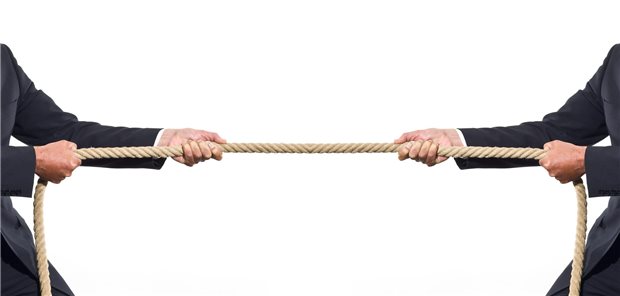 Tauziehen auf Augenhöhe? Wenn es darum gehen soll, das Apothekerhonorar auf Selbstverwaltungsebene anzupassen, sieht das der GKV-Spitzenverband noch nicht.