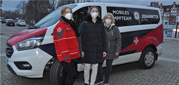 Über 100 Corona-Impfungen am Tag – unterwegs mit „Team Lübeck eins“ „Team Lübeck eins“ ist startklar: Krankenschwester Stephanie Lewe, Ärztin Anna-Sophie Liegmann und die zahnmedizinische Fachangestellte Katja Puck (von links) vor dem Impfmobil, mit dem sie in die Pflegeeinrichtungen starten.