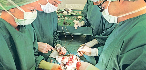 Künftig sollen die Erfolgsaussichten mitzählen Teamarbeit bei der Nierentransplantation: Einsame Entscheidungen von Operateuren gehören laut Bundesärztekammer der Vergangenheit an.
