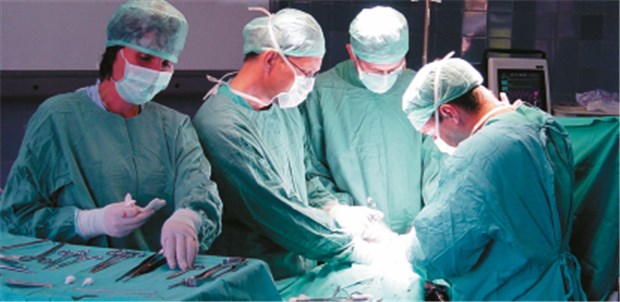 Bettenabbau an allen Ecken und Enden Teamarbeit im Operationssaal: Viele deutsche Kliniken stecken derzeit in großen Finanznöten. © astoria / fotolia.com