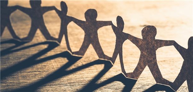 Teamarbeit und kollegialer Austausch: Einer der häufigsten Gründe, warum der medizinische Nachwuchs die Anstellung im MVZ der Selbständigkeit vorzieht.