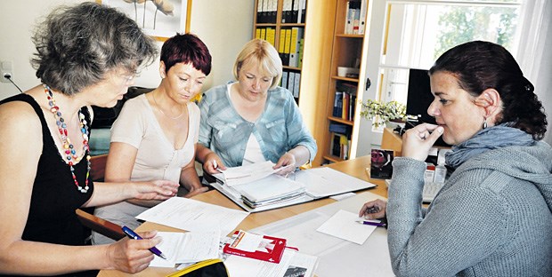 Neurologin und Sozialarbeiterin: Teamarbeit für Demenzkranke und deren Angehörige Teambesprechung in der Praxis: Die Sozialberaterinnen Elke Kirschneck, Katharina Hofmann und Ines Diewitz besprechen den Arbeitsplan mit der Fachärztin Dr. Katrin Miltkau (von links nach rechts).