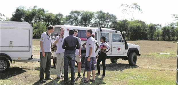 Hilfe für notleidende Menschen in Kenia Teambesprechung unterwegs: Helfer auf dem Weg zum nächsten Einsatz.