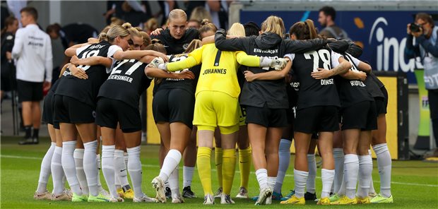 Teamgeist: Nicht nur auf dem Fußballplatz ist man gemeinsam weniger allein.
