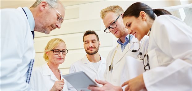 Datenschützer verlangen Änderungen an der ePA Teamsitzung mit Tablet: Ist die elektronische Patientenakte erst realisiert, können Ärzte unabhängig vom Standort auf die Daten eines Patienten zugreifen – wenn dieser das zulässt.