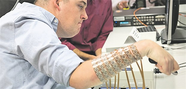 Chip im Hirn bewegt Menschen Technik macht es möglich, dass der gelähmte Ian Burkhart seine Hand mit Hilfe von Hirnchip und Manschette bewegen kann.
