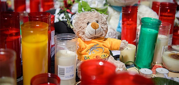 Zwischen Trauer und Krankenversorgung Teddys liegen auf der Flaniermeile "Las Ramblas" in Barcelona, wo am 17.8. ein Lieferwagen in eine Menschenmenge gefahren war.