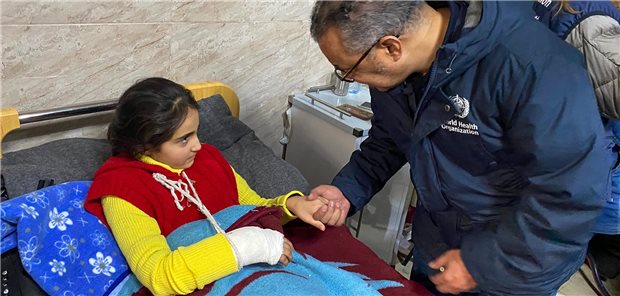 Seuchengefahr im Erdbebengebiet wächst Tedros Adhanom Ghebreyesus, Generaldirektor der Weltgesundheitsorganisation (WHO), spricht mit einem Mädchen während seines Besuchs im Alrazi Krankenhaus in Aleppo.