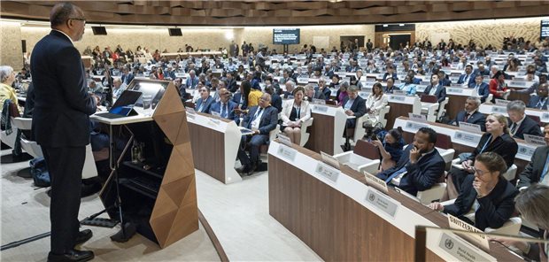 Finanzkrise beutelt die WHO – Deutschland sagt Unterstützung zu Tedros Adhanom Ghebreyesus, Generaldirektor der Weltgesundheitsorganisation (WHO), gibt seine Erklärung zur Eröffnung der 78. Weltgesundheitsversammlung in Genf.