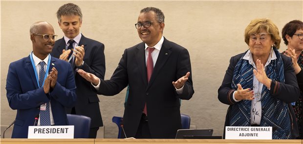 WHO-Generaldirektor Tedros wiedergewählt Tedros Adhanom Ghebreyesus (m.) steht für weitere fünf Jahre an der Spitze der WHO. 2017 wurde er als erster Afrikaner Chef der Weltgesundheitsorganisation.
