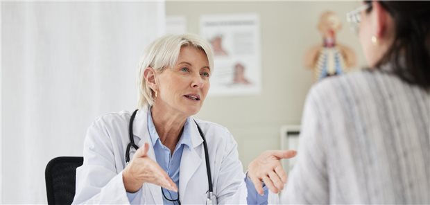 Ärztin und Patientin im Gespräch