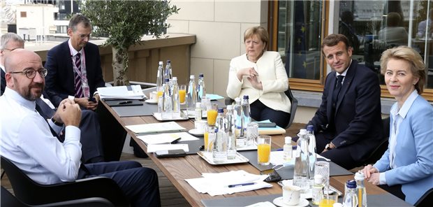 EU dünnt ihr Forschungsprogramm aus Teile des EU-Gipfels unter sich: Charles Michel, Präsident des Europäischen Rates, Bundeskanzlerin Angela Merkel (3.v.r), Frankreichs Staatspräsident Emmanuel Macron (2.v.r) und EU-Kommissionschefin Ursula von der Leyen (r).