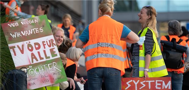 Vivantes und Charité verhandeln am Wochenende mit Verdi Teilnehmer an einer Demonstration von Beschäftigen der landeseigenen Berliner Krankenhäuser Vivantes und Charité stehen am 14. September vor dem Hochhaus der Charitè.