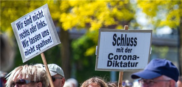 Corona-Mahnwache von Ärzten stößt bei Kollegen auf Vorbehalte Teilnehmer der Demonstration und Mahnwache am Sonntag in Schwerin.